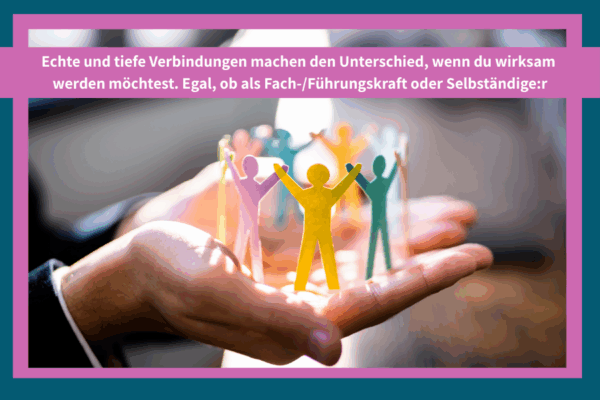 Bild mit einer Schale aus zwei geöffneten Händen, die ein Team von Mitarbeitenden sanft stützt. Gemeint ist, dass achtsame Selbstführung wichtig ist um auch Mitarbeitende achtsam führen zu können und letzlich selbst in der mentalen Balance zu bleiben.