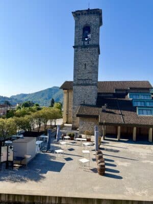 Eine Kirche mit Vorplatz und Glockenturm