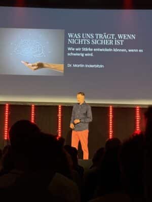 Dr Martin Inderbitzin bei einem Vortrag auf der Bühne