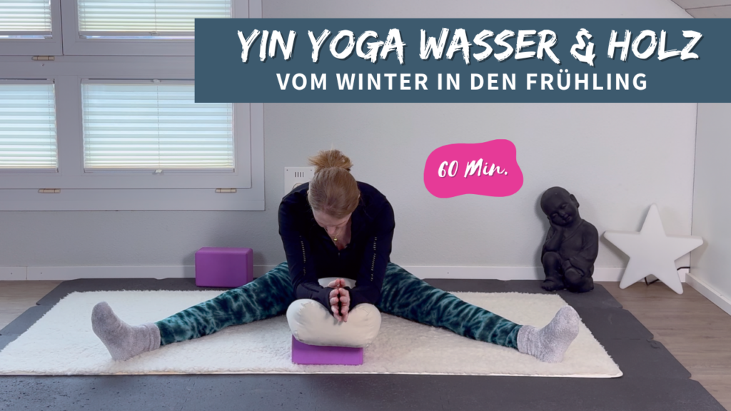 Frau mittleren Alters die in einer weiten Grätsche vornübergebeugt sitzt und Yin Yoga praktiziert