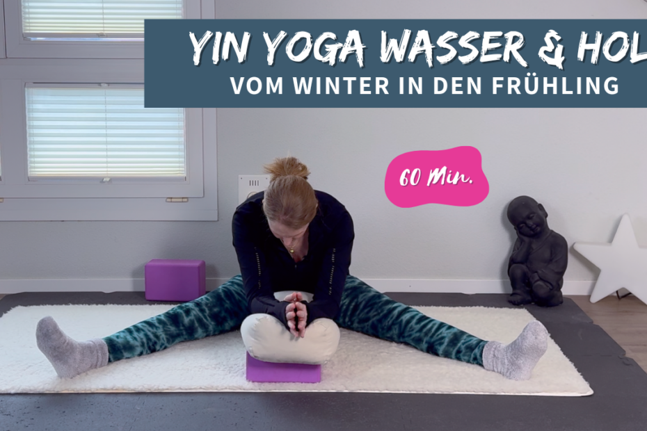 Frau mittleren Alters die in einer weiten Grätsche vornübergebeugt sitzt und Yin Yoga praktiziert