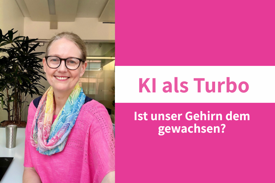 Blonde Frau mit Brille mittleren Altern, die an einem Schreibtisch sitzt und in die Kamera schaut.