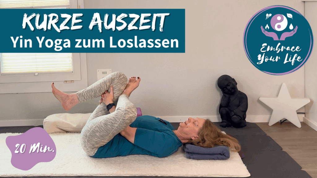 Weisse Frau, auf dem Rücken liegt in einer Yin Yoga Pose