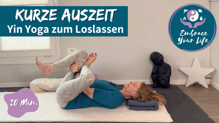 Weisse Frau, auf dem Rücken liegt in einer Yin Yoga Pose
