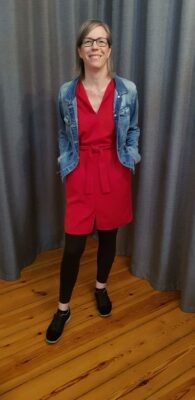 Frau mittleren Alters mit rotem Klein und Jeansjacke, die mit ihrem Angebot mehr Klarheit und Struktur in den Business Alltag von selbständigen Frauen bringt.