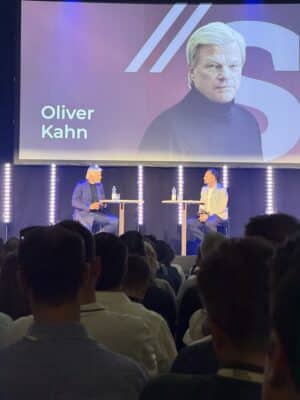Oliver Kahn im Talk auf einer Bühne mit Adrian Lang