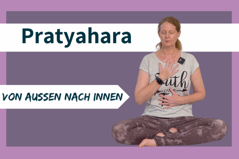 Frau im Meditationssitz, die Pratyahara praktiziert, das Zurückziehen der Sinne