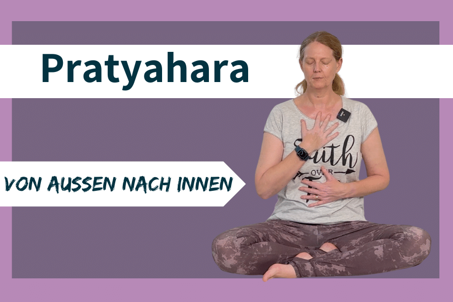 Frau im Meditationssitz, die Pratyahara praktiziert, das Zurückziehen der Sinne