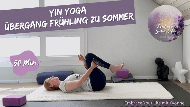 Yin Yoga im Frühsommer, Yvonne Lange liegt mit dem Rücken auf einer Yogamatte und zeigt die Position Nadelöhr