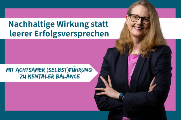 Bild von einer weissen, blonden Frau, die lächelt und einen Blazer trägt und die Arme verschränkt hat. Der Text im Bild lautet: Nachhaltige Wirkung statt leerer Erfolgsversprechen. Mit achtsamer Selbstführung zu mentaler Balance.