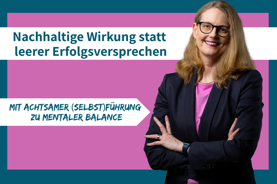 Bild von einer weissen, blonden Frau, die lächelt und einen Blazer trägt und die Arme verschränkt hat. Der Text im Bild lautet: Nachhaltige Wirkung statt leerer Erfolgsversprechen. Mit achtsamer Selbstführung zu mentaler Balance.
