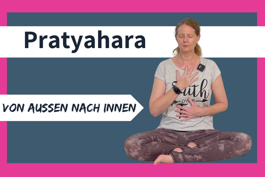 Blonde Frau mittleren Alters im Schneidersitz, welche Pratyahara, das Zurückziehen der Sinne übt.