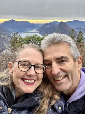 Frau und Mann posieren auf dem Monte Bre oberhalb von Lugano