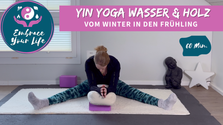 Frau auf einer Yoga-Matte in der Position der Libelle