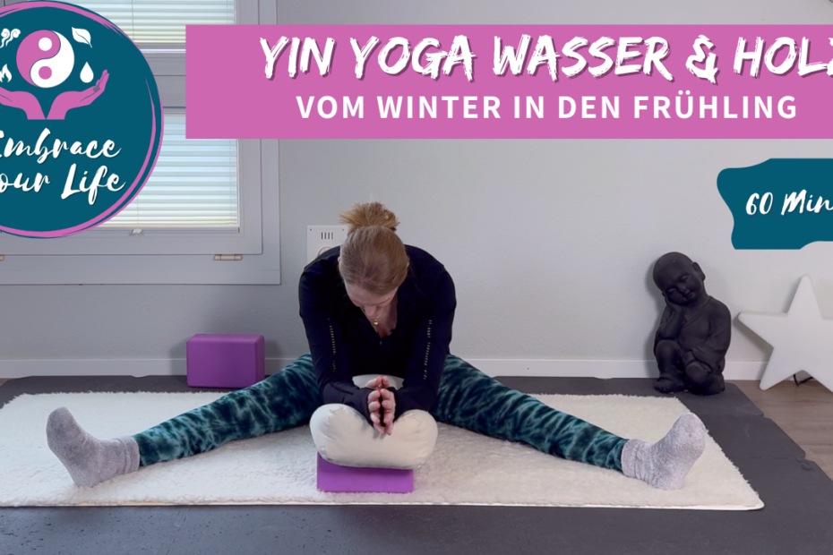 Frau auf einer Yoga-Matte in der Position der Libelle