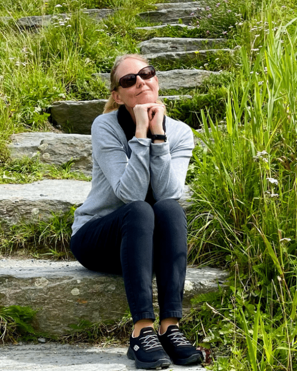 Yvonne Lange auf grüner Wiese