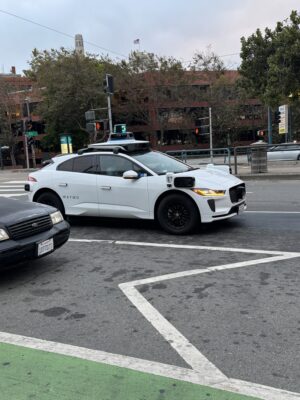 Ein selbstfahrendes Taxi von Waymo auf einer Strasse in San Francisco