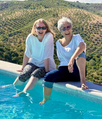 Zwei lachende Frauen am Pool 